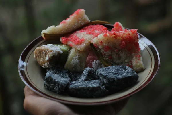 生Kulun Cenil和Getuk放在盘子里 准备吃 印度尼西亚传统食品 由糯米粉和烤椰子制成 — 图库照片
