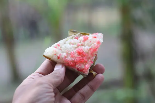 インドネシアの伝統的な食べ物であるセングルンは 米粉とすりおろしたココナッツで作られています — ストック写真
