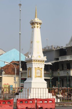 Yogyakarta, Endonezya - Mart 19, 2023. Önden Tugu Jogja geliyor..