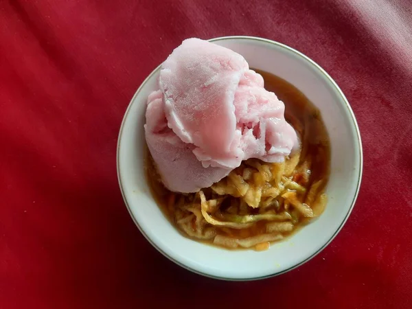 Een Rujak Kruidige Fruitsalade Met Aardbeienijs Erop Heeft Een Koude — Stockfoto