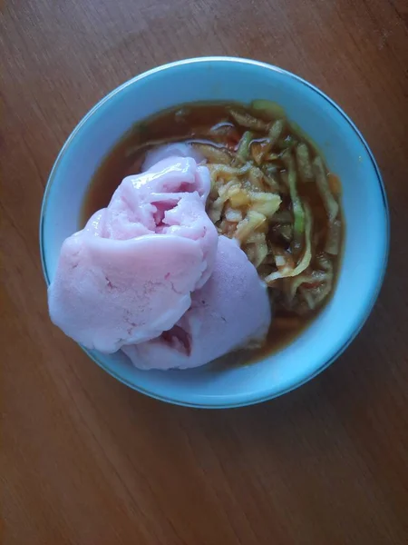 ラジャクやスパイシーなフルーツサラダにストロベリーアイスクリームをトッピング 冷たい甘酸っぱい味がします ジョグジャカルタのRujak Eskrim — ストック写真