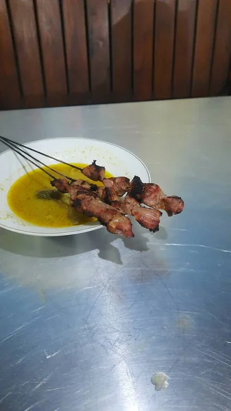 Klatak Satay Από Νεανικό Κατσικίσιο Κρέας Σερβιρισμένο Κίτρινη Σούπα Κάρυ — Φωτογραφία Αρχείου