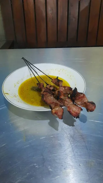 Klatak Satay Aus Jungem Ziegenfleisch Serviert Mit Gelber Currysuppe Beliebtes — Stockfoto
