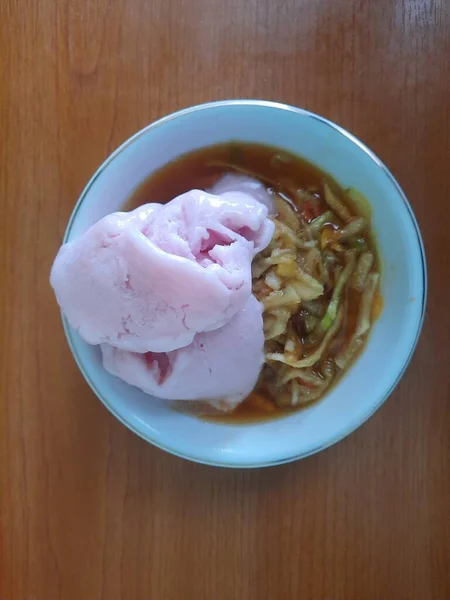 一种带有草莓冰淇淋的番石榴或辣水果沙拉盘 有一种酸甜苦辣的味道 来自日惹的Rujak Eskrim — 图库照片
