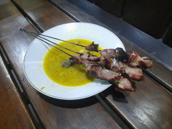 用小山羊肉制成的克拉塔克沙地 配上黄色咖喱汤 日惹受欢迎的街头食品 — 图库照片