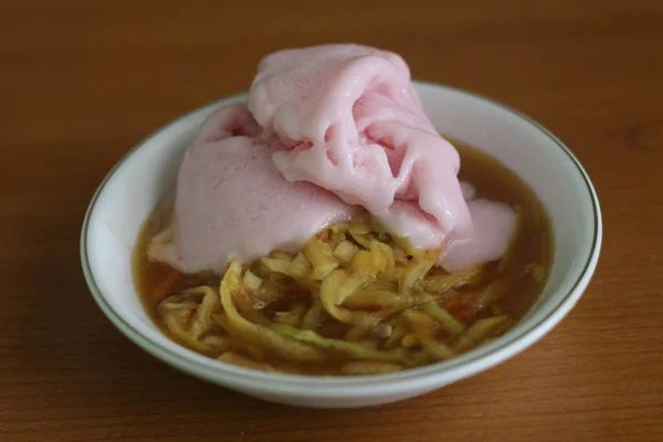 一种带有草莓冰淇淋的番石榴或辣水果沙拉盘 有一种酸甜苦辣的味道 来自日惹的Rujak Eskrim — 图库照片