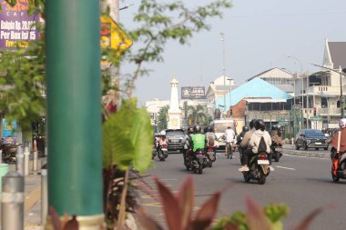 Yogyakarta, Endonezya - Mart 19, 2023. Önden Tugu Jogja geliyor..