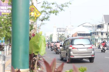 Yogyakarta, Endonezya - Mart 19, 2023. Önden Tugu Jogja geliyor..