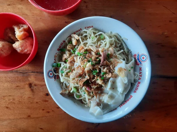 インドネシアのジョグジャカルタ 2023年3月19日 ミートボール 揚げ豆腐と冷たいオレンジジュースとチキンラーメンを食べる準備ができています 平置きのコンセプト — ストック写真