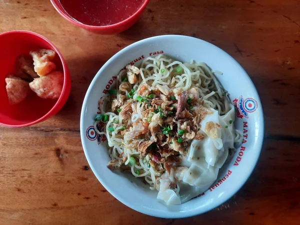 インドネシアのジョグジャカルタ 2023年3月19日 ミートボール 揚げ豆腐と冷たいオレンジジュースとチキンラーメンを食べる準備ができています 平置きのコンセプト — ストック写真