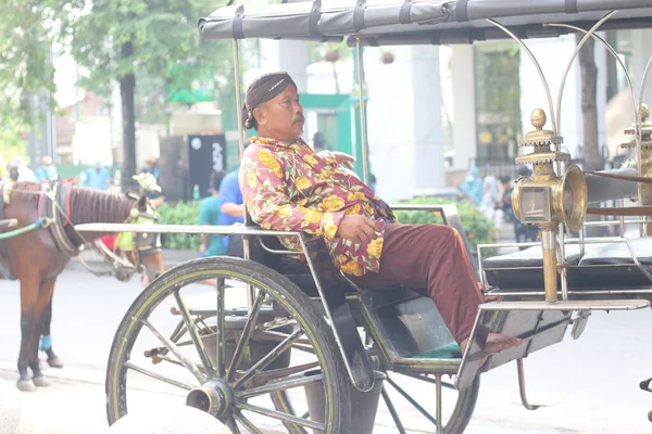 Yogyakarta Indonesia March 2023 Delman Coachmen Wearing Batik Clothes Blangkon — Stock Photo, Image
