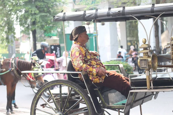 Yogyakarta Indonésie Březen 2023 Delman Coachmen Sobě Batik Oblečení Blangkon — Stock fotografie