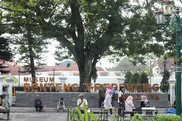 인도네시아의 카르타 2023 사람들 인도네시아의 카르타에 Benteng Vredeburg 박물관 앞에서 — 스톡 사진