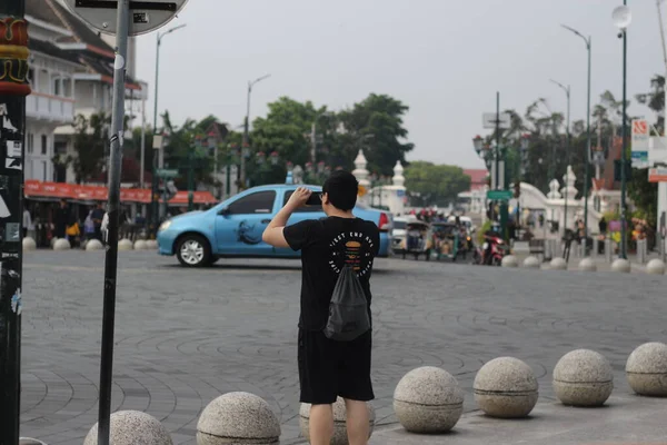 インドネシアのジョグジャカルタ 2019観光客が交差点で携帯電話で写真を撮っています0 Yogyakarta Indonesia — ストック写真