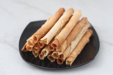 Çin böreği ya da Semprong, normalde Hari Raya ya da Kurban Bayramı 'nda servis edilen atıştırmalıklardan biridir. Endonezya geleneksel yemekleri. Seçici odak.