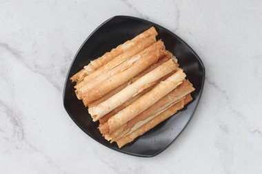 Çin böreği ya da Semprong, normalde Hari Raya ya da Kurban Bayramı 'nda servis edilen atıştırmalıklardan biridir. Endonezya geleneksel yemekleri. Seçici odak.