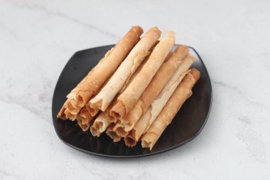 Çin böreği ya da Semprong, normalde Hari Raya ya da Kurban Bayramı 'nda servis edilen atıştırmalıklardan biridir. Endonezya geleneksel yemekleri. Seçici odak.