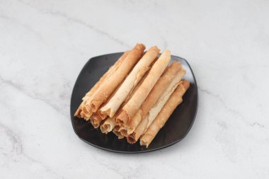 Çin böreği ya da Semprong, normalde Hari Raya ya da Kurban Bayramı 'nda servis edilen atıştırmalıklardan biridir. Endonezya geleneksel yemekleri. Seçici odak.