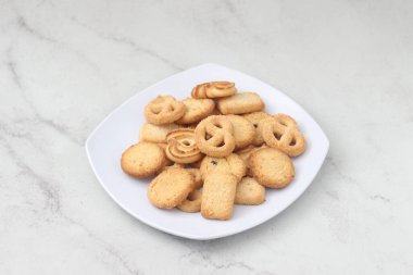 Beyaz bir tabakta servis edilen çeşitli lezzetli ve lezzetli peynirli kurabiyeler. Genellikle Hari Raya ya da Kurban Bayramı 'nda servis edilir..