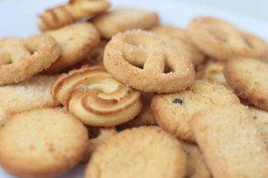 Beyaz bir tabakta servis edilen çeşitli lezzetli ve lezzetli peynirli kurabiyeler. Genellikle Hari Raya ya da Kurban Bayramı 'nda servis edilir..