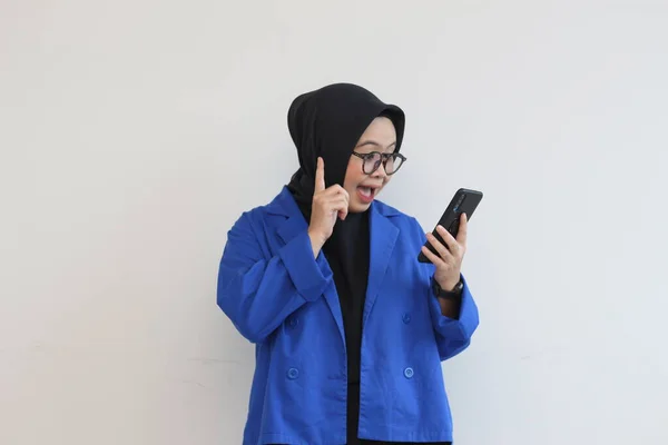 Bela Jovem Asiático Mulher Óculos Hijab Vestindo Azul Blazer Olhando — Fotografia de Stock