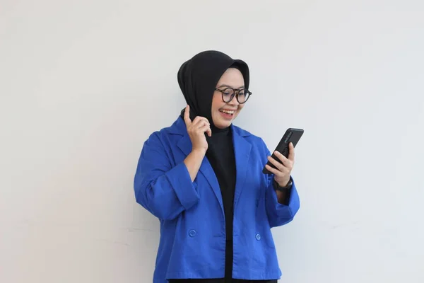 Schöne Junge Asiatische Frau Mit Brille Hijab Und Einem Blauen — Stockfoto
