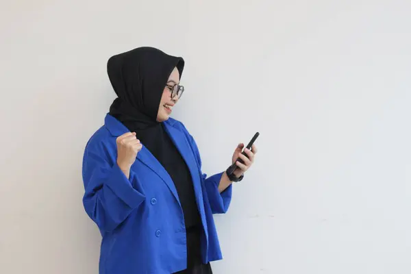 Schöne Junge Asiatische Frau Mit Brille Hijab Und Einem Blauen — Stockfoto