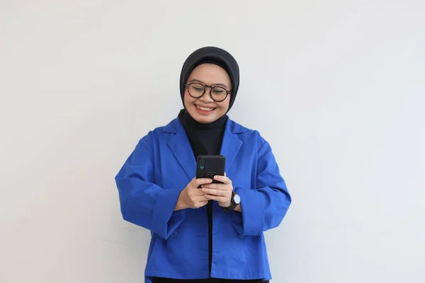 Gözlüklü Tesettürlü Mavi Ceketli Güzel Asyalı Kadın Beyaz Arka Planda — Stok fotoğraf