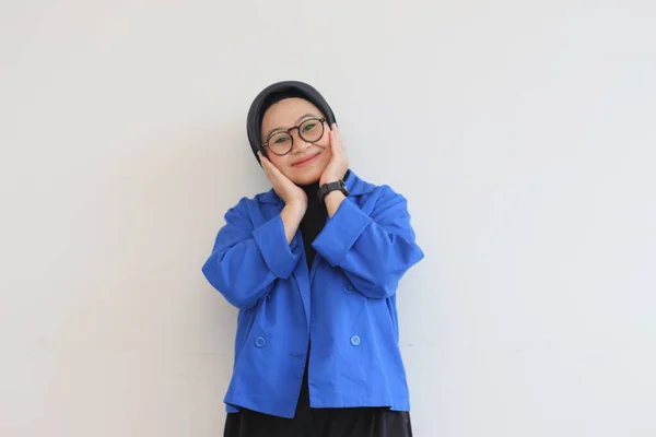 Mulher Asiática Bonita Jovem Óculos Hijab Vestindo Blazer Azul Posando — Fotografia de Stock
