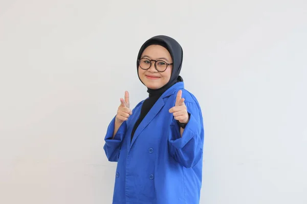 Piękna Młoda Azjatycka Muzułmanka Okularach Hidżabie Niebieskiej Marynarce Uśmiechnięta Pewna — Zdjęcie stockowe