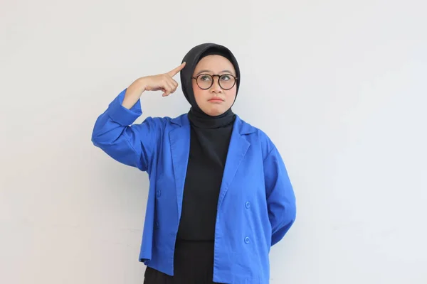美しい若いアジア系イスラム教徒の女性は 眼鏡と青いブレザーを身に着けていることは白い背景に隔離された考え — ストック写真