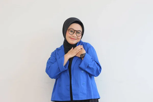 Wanita Muda Muslim Asia Yang Cantik Berkacamata Dan Tersenyum Meletakkan — Stok Foto