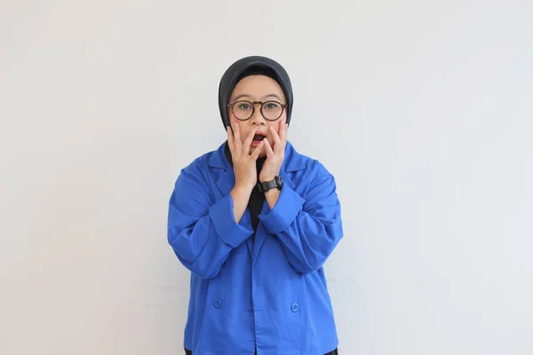 Gyönyörű Fiatal Ázsiai Muszlim Visel Szemüveg Kék Blézer Sokkoló Kifejezés — Stock Fotó