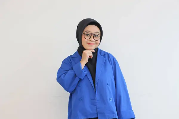 Güzel Asyalı Genç Müslüman Kadın Gözlüklü Mavi Ceketli Elleri Çenesinde — Stok fotoğraf