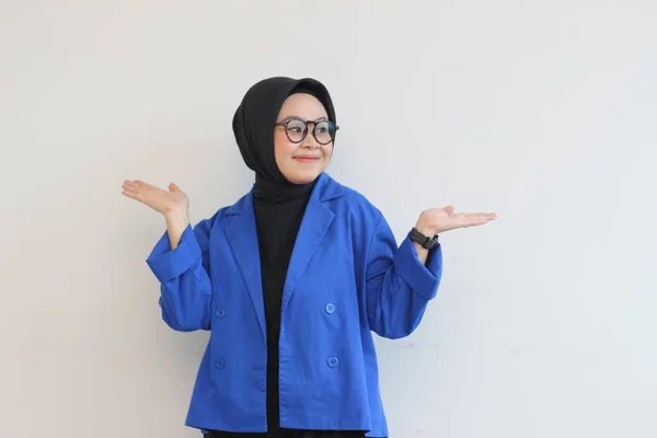 Gözlüklü Tesettürlü Mavi Ceketli Kendine Güvenen Mutlu Her Iki Eli — Stok fotoğraf