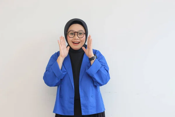 Mooi Jong Aziatisch Moslim Vrouw Bril Glimlachen Het Zetten Van — Stockfoto