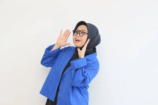 Krásná Mladá Asijská Muslimka Žena Nosí Brýle Modré Sako Posvátnou — Stock fotografie