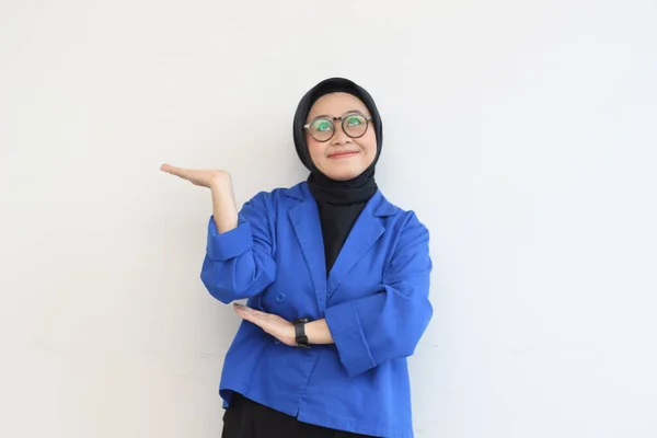 Όμορφη Νεαρή Ασιάτισσα Μουσουλμάνα Γυναίκα Γυαλιά Και Μπλε Σακάκι Που — Φωτογραφία Αρχείου