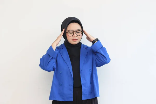Güzel Asyalı Genç Müslüman Bir Kadın Gözlüklü Mavi Ceketli Başı — Stok fotoğraf