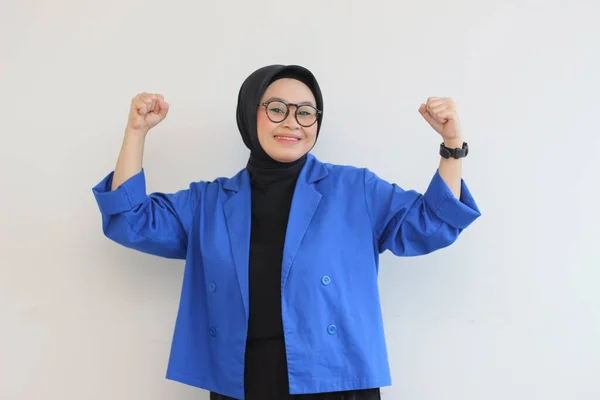 Krásná Mladá Asijská Muslimka Žena Nosí Brýle Modré Sako Veselým — Stock fotografie