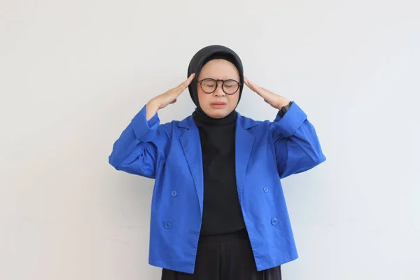 Güzel Asyalı Genç Müslüman Bir Kadın Gözlüklü Mavi Ceketli Başı — Stok fotoğraf