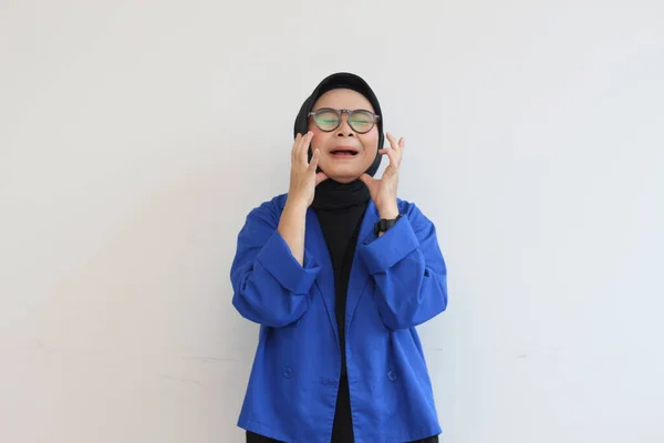 Gyönyörű Fiatal Ázsiai Muszlim Visel Szemüveg Kék Blézer Szomorú Kifejezés — Stock Fotó