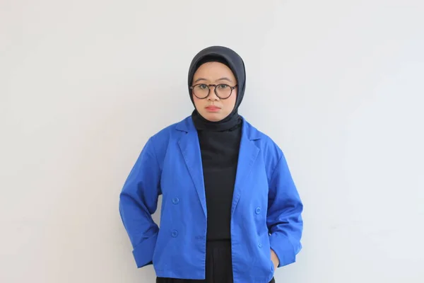 Wanita Muda Muslim Asia Yang Cantik Mengenakan Blazer Biru Menatap — Stok Foto