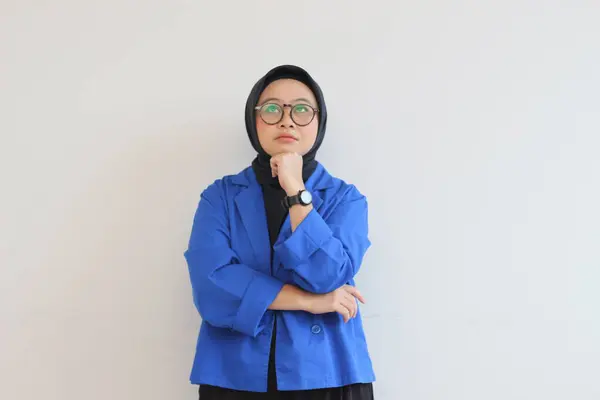 Wanita Muda Muslim Asia Yang Cantik Mengenakan Blazer Biru Melihat — Stok Foto