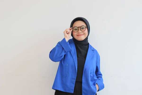 Genç Güzel Asyalı Müslüman Kadın Mavi Ceketli Kameraya Bakıyor Gözlük — Stok fotoğraf