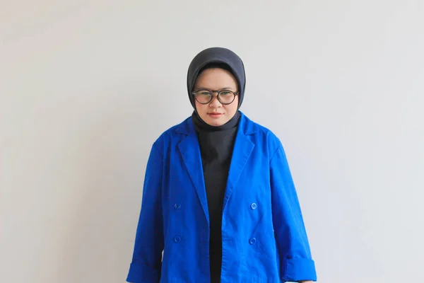Νεαρή Όμορφη Ασιάτισσα Μουσουλμάνα Γυναίκα Φοράει Γυαλιά Και Μπλε Σακάκι — Φωτογραφία Αρχείου