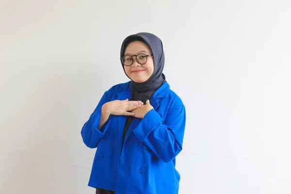 Красивая Молодая Азиатская Мусульманка Очках Улыбающаяся Кладущая Обе Руки Грудь — стоковое фото