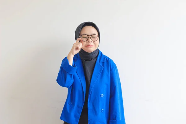 Güzel Asyalı Genç Müslüman Kadın Gözlüklü Mavi Ceketli Üzgün Yüz — Stok fotoğraf