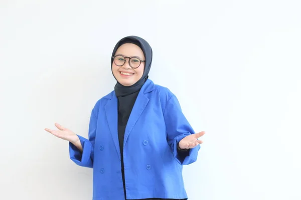 Wanita Muda Muslim Asia Yang Cantik Memakai Kacamata Dan Blazer — Stok Foto