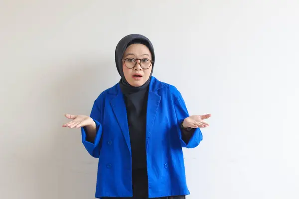 美しい若いアジアのイスラム教徒の女性は 白い背景を孤立ヤシの木を示す眼鏡と青のブレザーを着用 広告コンセプト — ストック写真